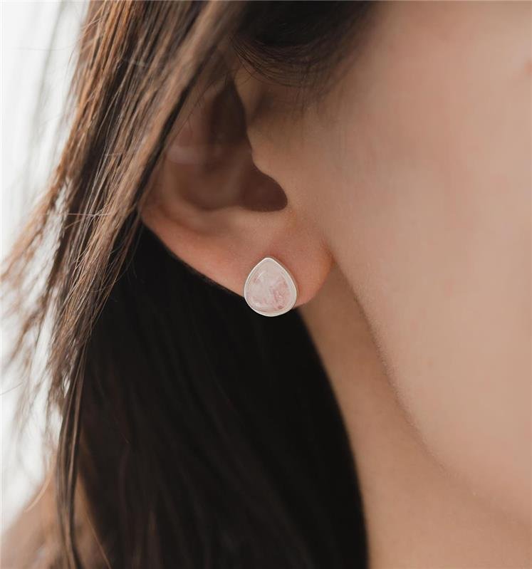 BRINCO GOTA PEDRA NATURAL 